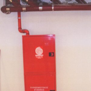 Wandhydrant und Feuerlöschkasten